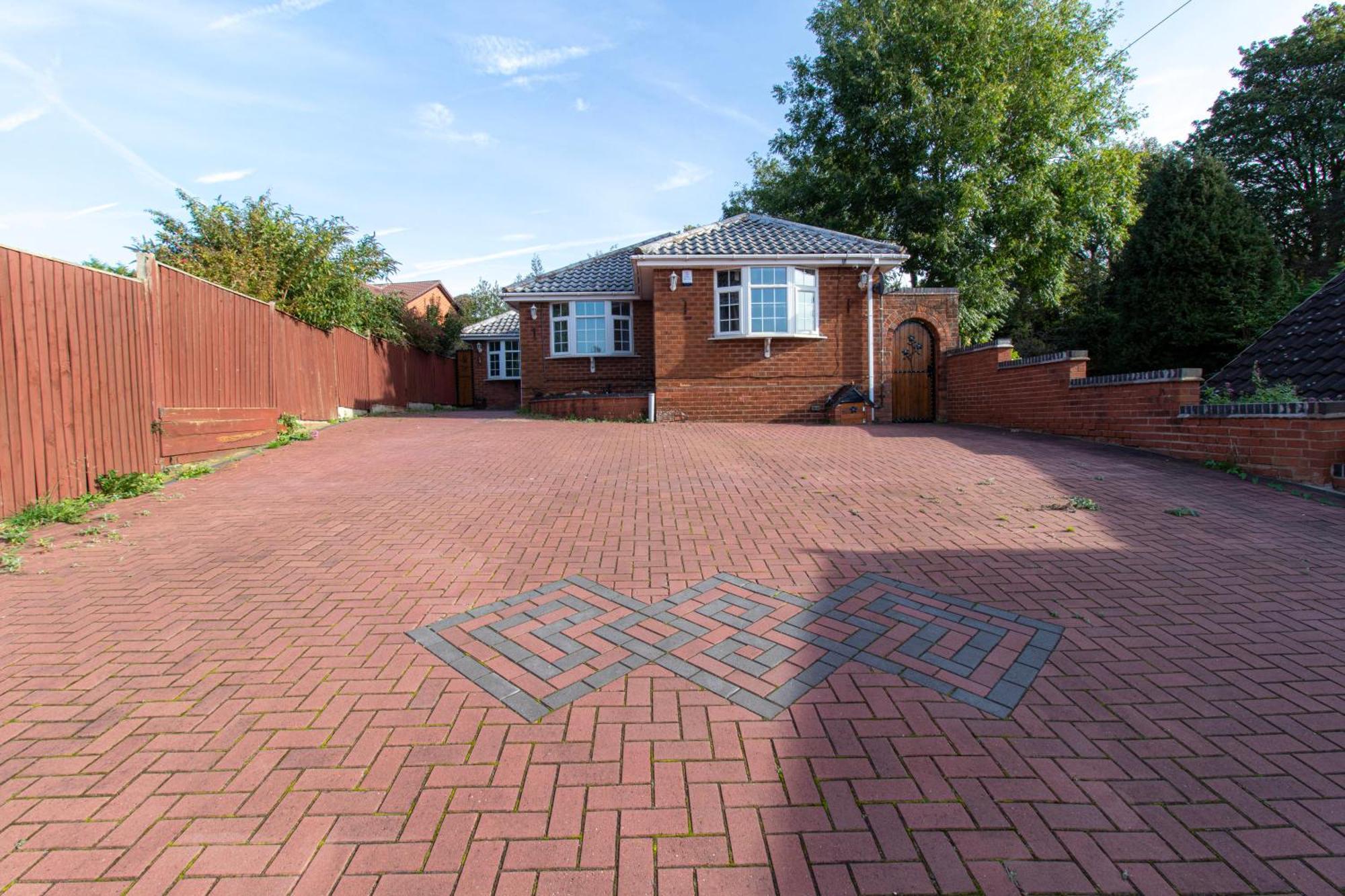 Spacious 5 Bedroom Bungalow With Large Gated Drive For 6 Plus Cars Or Vans - Families & Contractors Welcome Dudley Exteriér fotografie