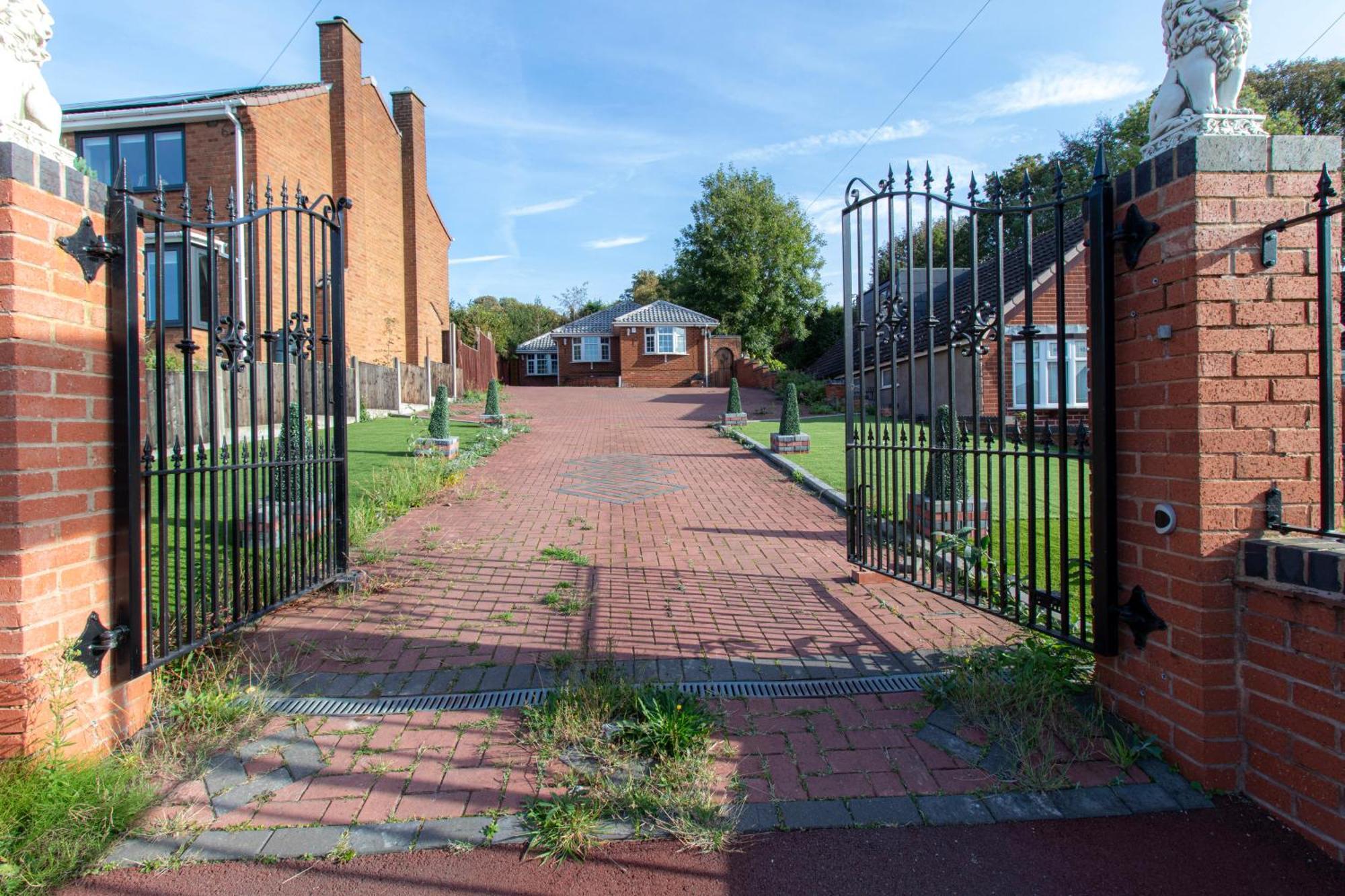 Spacious 5 Bedroom Bungalow With Large Gated Drive For 6 Plus Cars Or Vans - Families & Contractors Welcome Dudley Exteriér fotografie